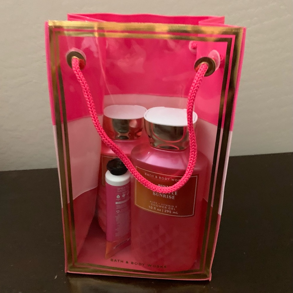 Bath and body works pink pineapple sunrise gift set
